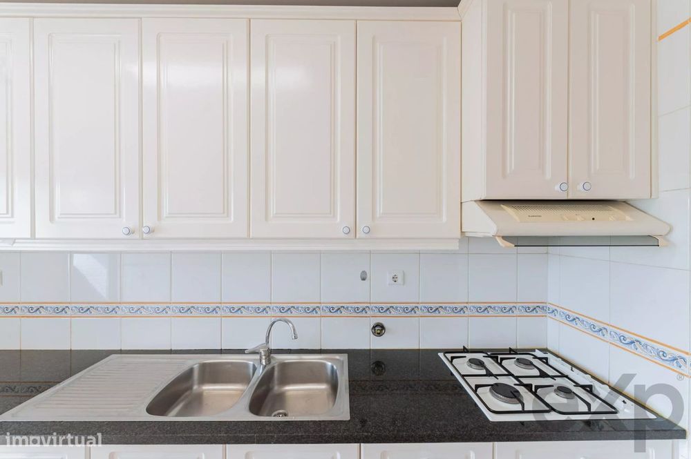 Apartamento T2  remodelado, varandas com vista desafogada, arqueamento