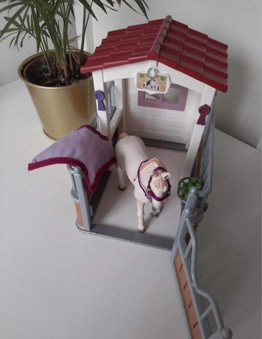 Stajnia boks schleich koń