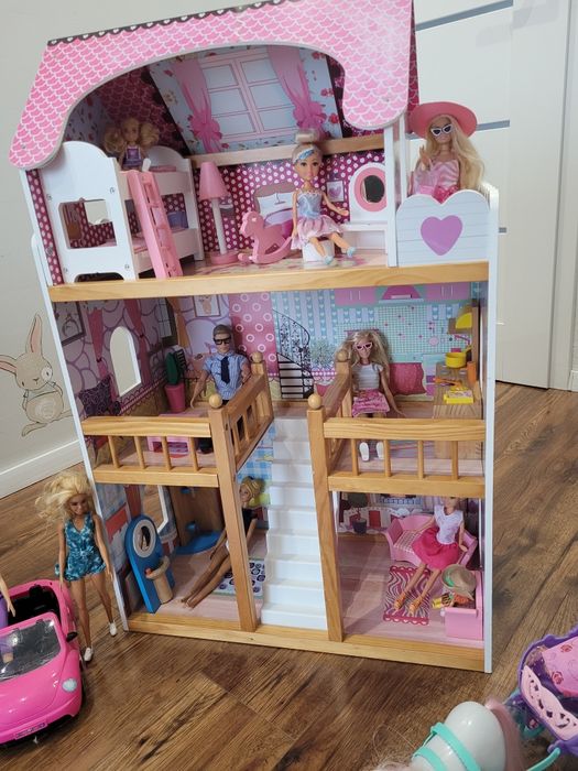 Drewniany domek dla lalek