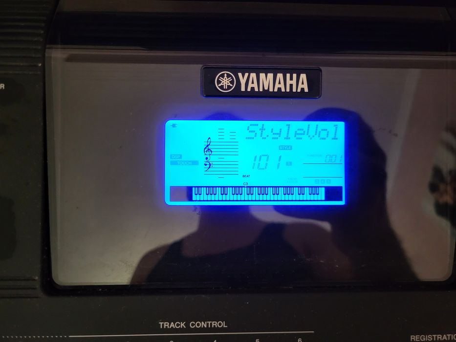 Продам синтезатор YAMAHA PSR E-453