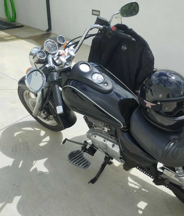Vendo está mota 125 com casaco e dois capacetes