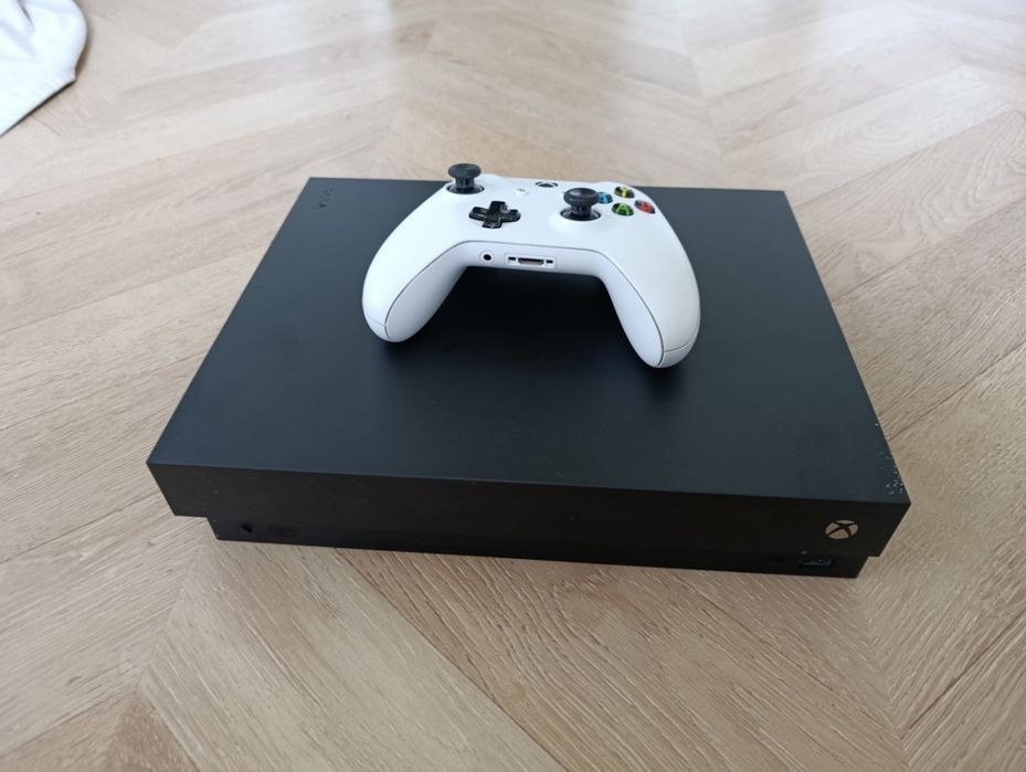 Xbox one X konsola z Padem