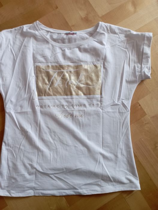 Bluzka ze złotą aplikacją M