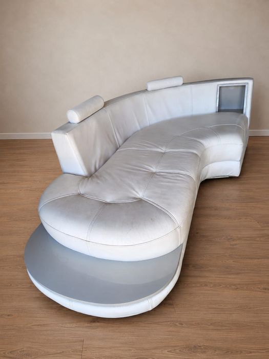 Sofá Curvo de Design Moderno com Detalhes Exclusivos
