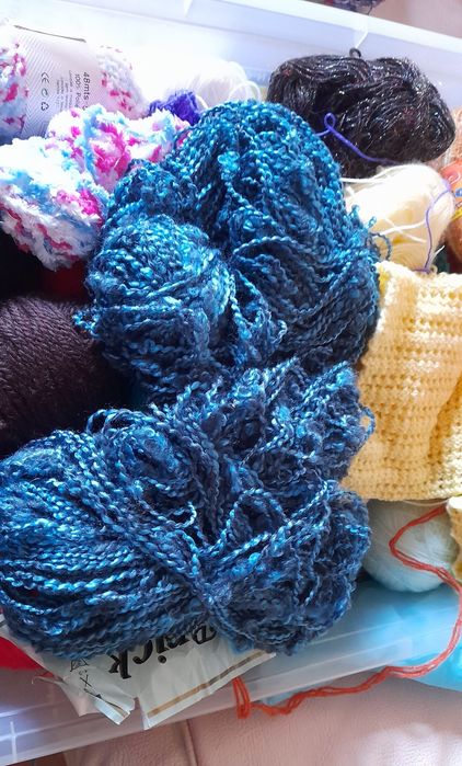 Meadas, novelos e sobras lãs lisas e fantasia. Várias cores - 10€/Kilo