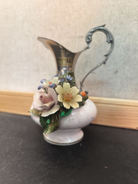 Elegante Jarra de Vidro Soprado com Flores Relevo