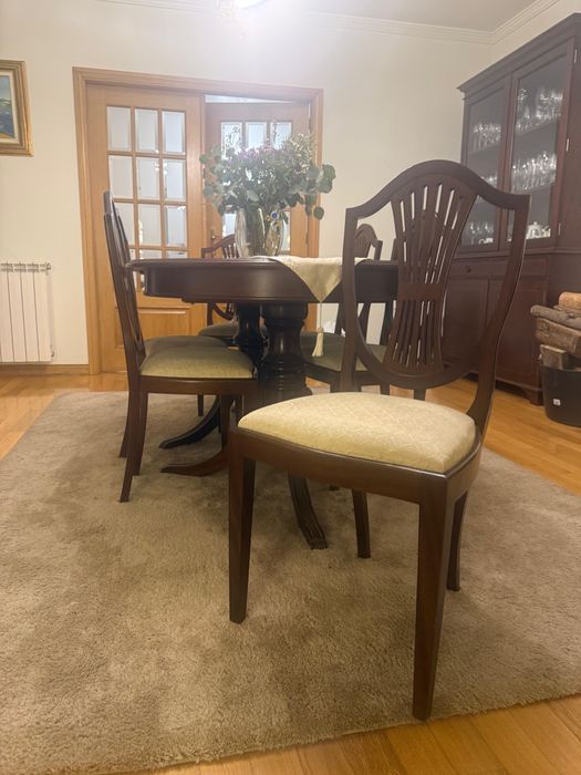 Conjunto Sala de Jantar Completo em Madeira Maciça – Mesa + 6 Cadeiras + Aparador + Cristaleira (Excelente Estado)