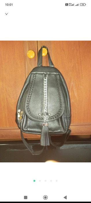 Рюкзак сріблястий та чорний.