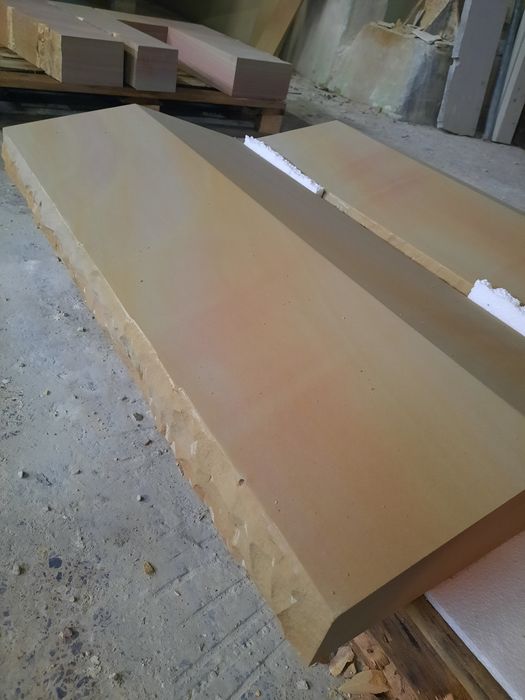 Daszki, nakrywy z piaskowca na ogrodzenie