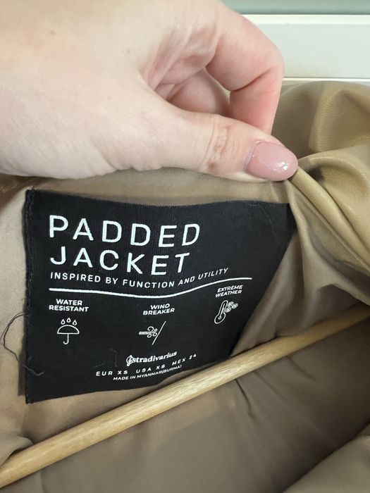 Теплий бежевий пуховик