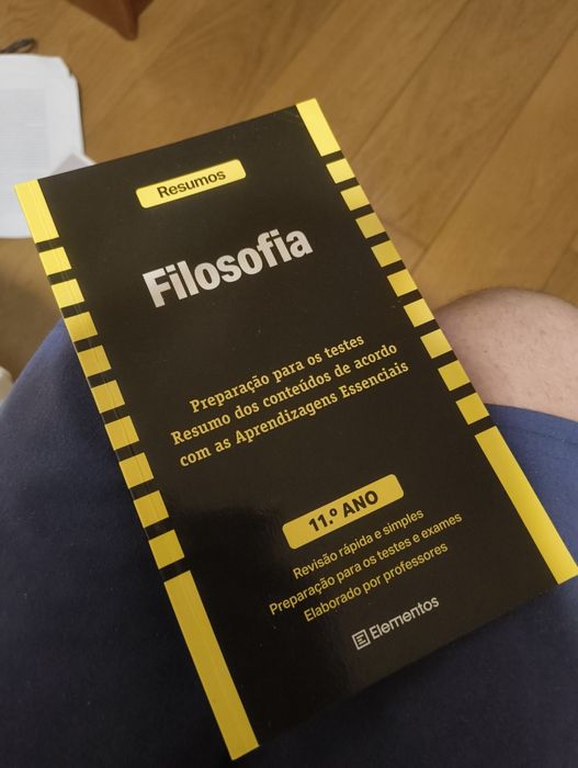 Livro de preparação para o Exame e livro de resumos de Filosofia 11°An