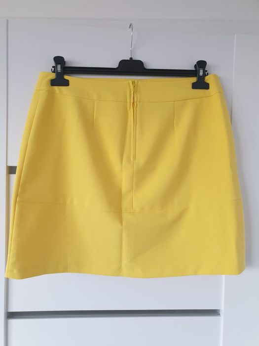 Żółta spódniczka przed kolano