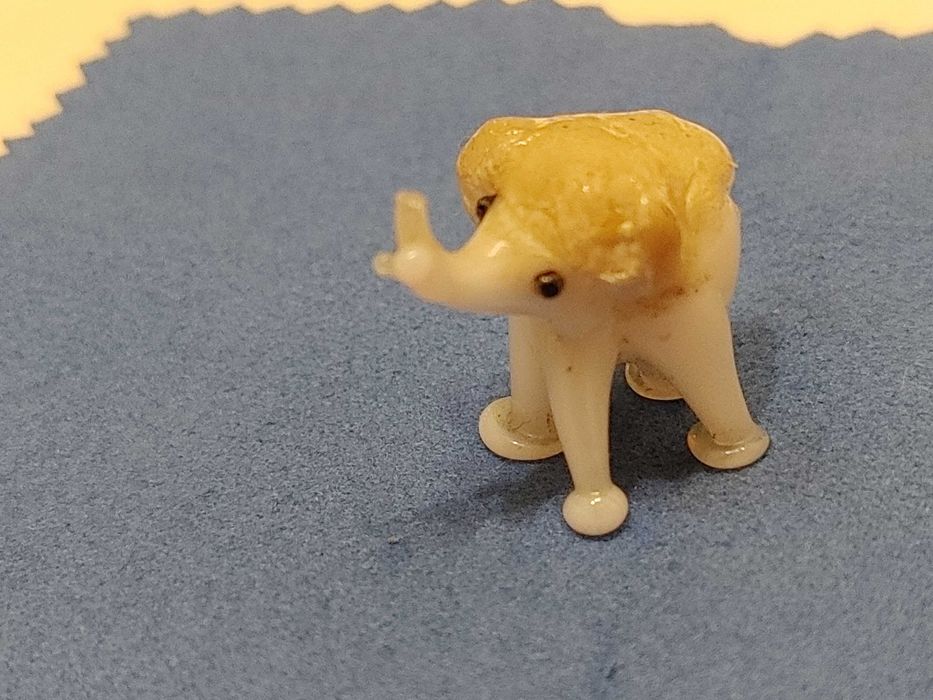 Słonik słon figurka szklana lata 70