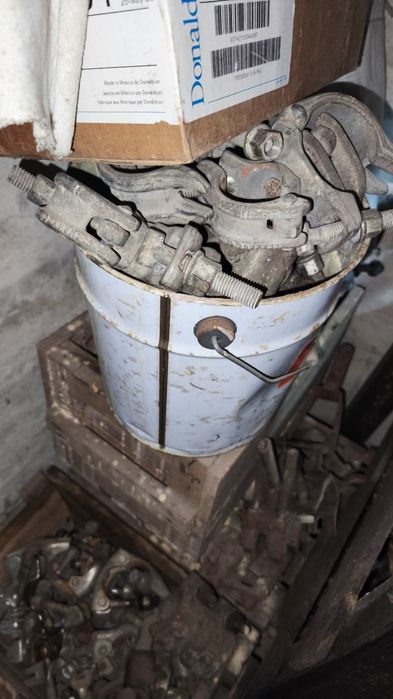 Tubos e braçadeiras de andaime