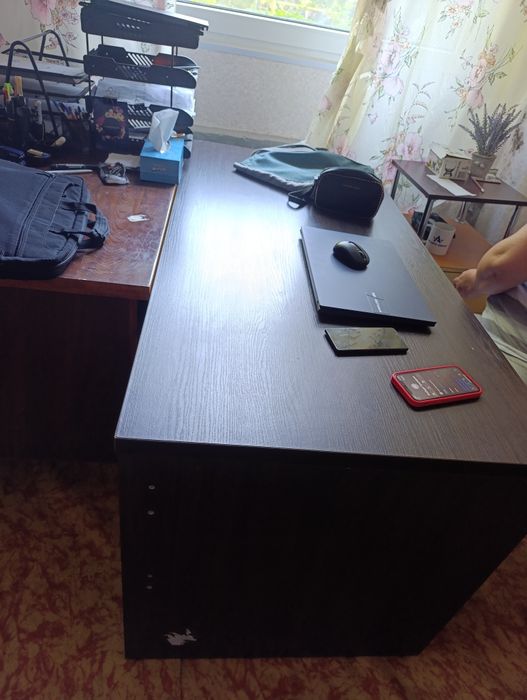 Офісні меблі стіл та шкаф