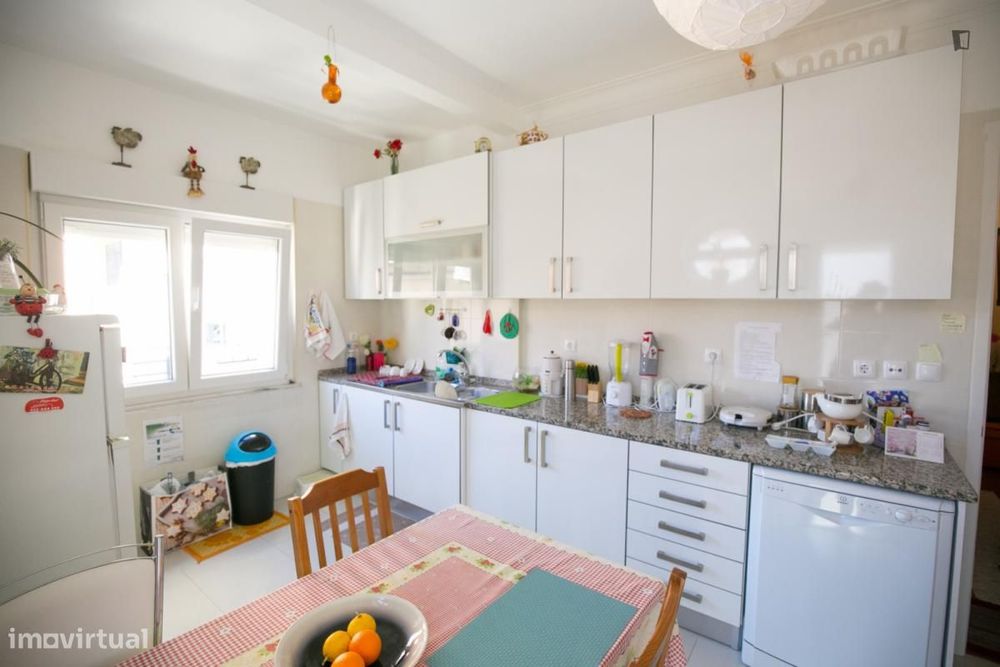 Quarto - localizado em Campolide Lisbon