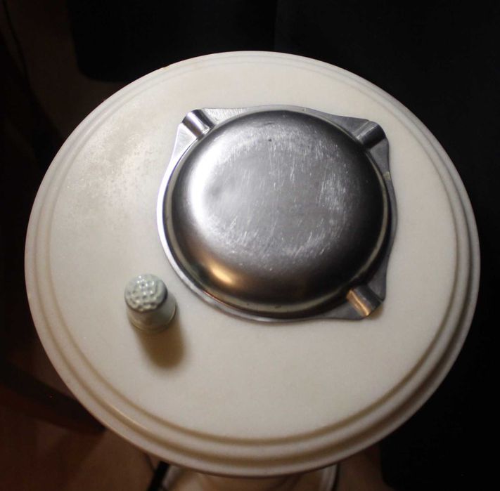 Cinzeiro vintage de aço inoxidável com raras 3 ranhuras para cigarros.