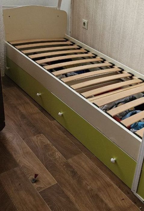 Односпальне ліжко з тумбами