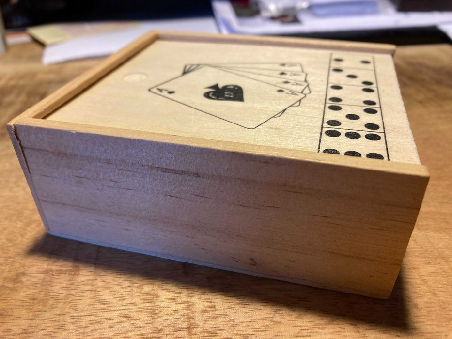 Подарок Набор карты игральные 2 шт + 5 кубиков в пенале Дерево Зарики