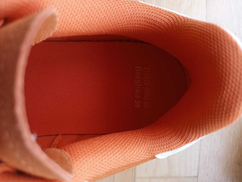 Pomarańczowe buty Bershka
