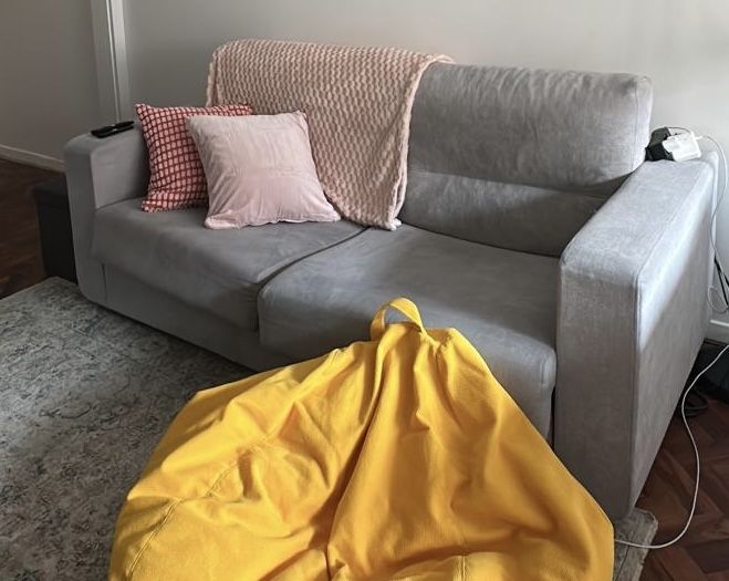 Sofá-cama cinzento de 2 lugares