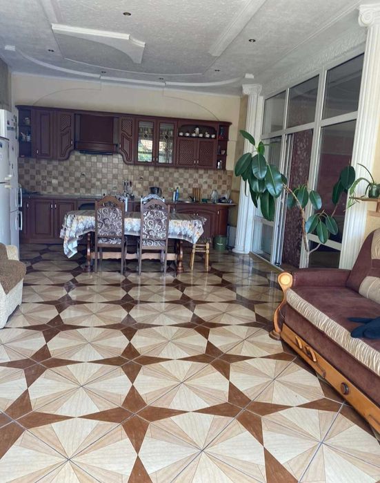 Здається будинок можливо на  дві родини.