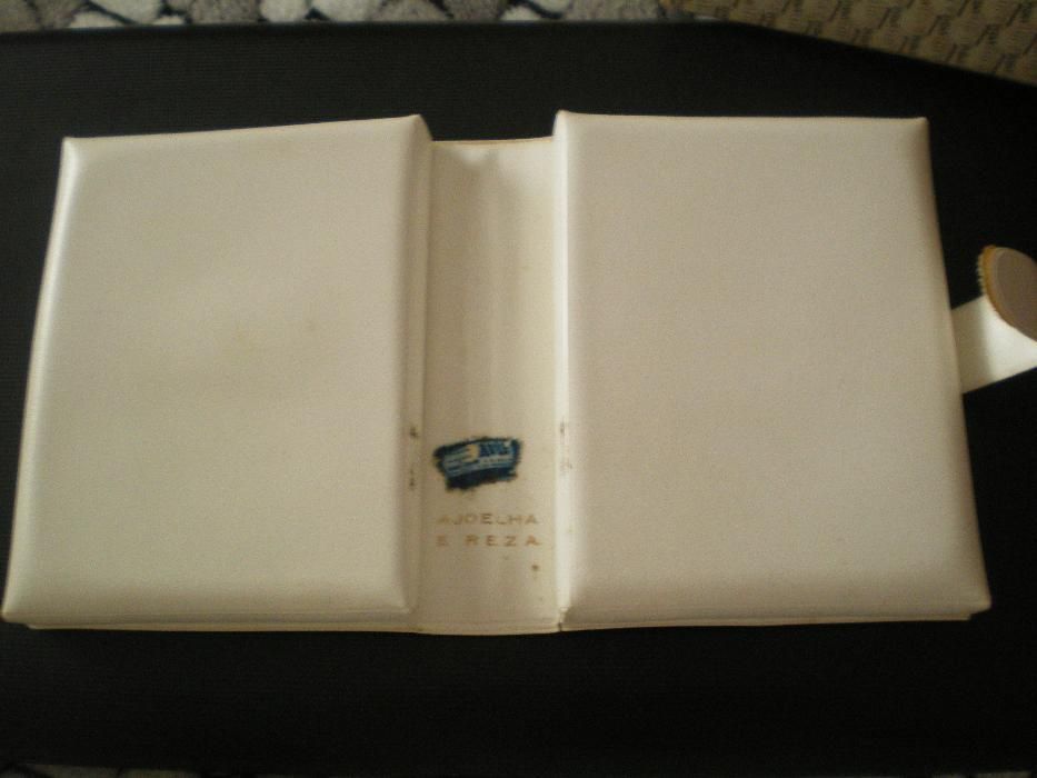 Almofada "livro" para ajoelhar e rezar