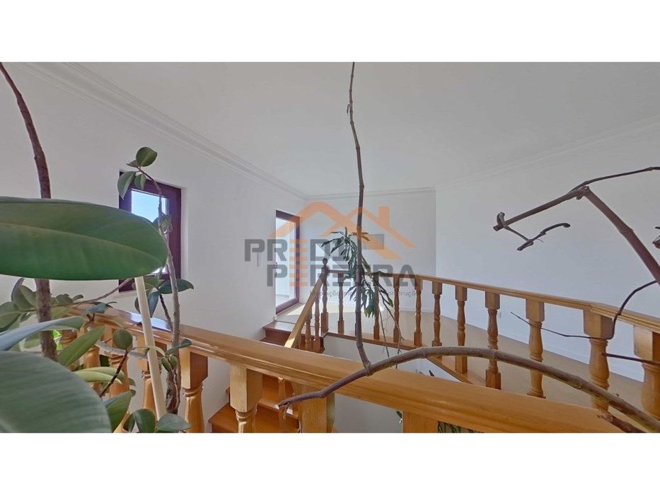 Apartamento T3 duplex remodelado, com box, situado em Casal de Cambra.