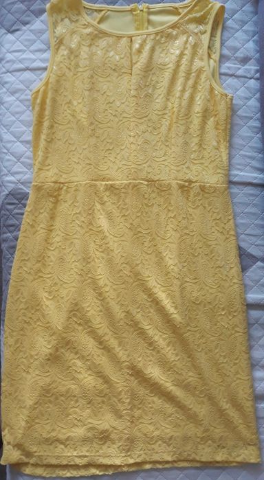 żółta koronkowa sukienka do kolan midi na wesele, komunię, chrzciny