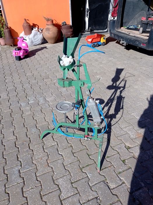 Máquina de aplicar rolhas pneumática