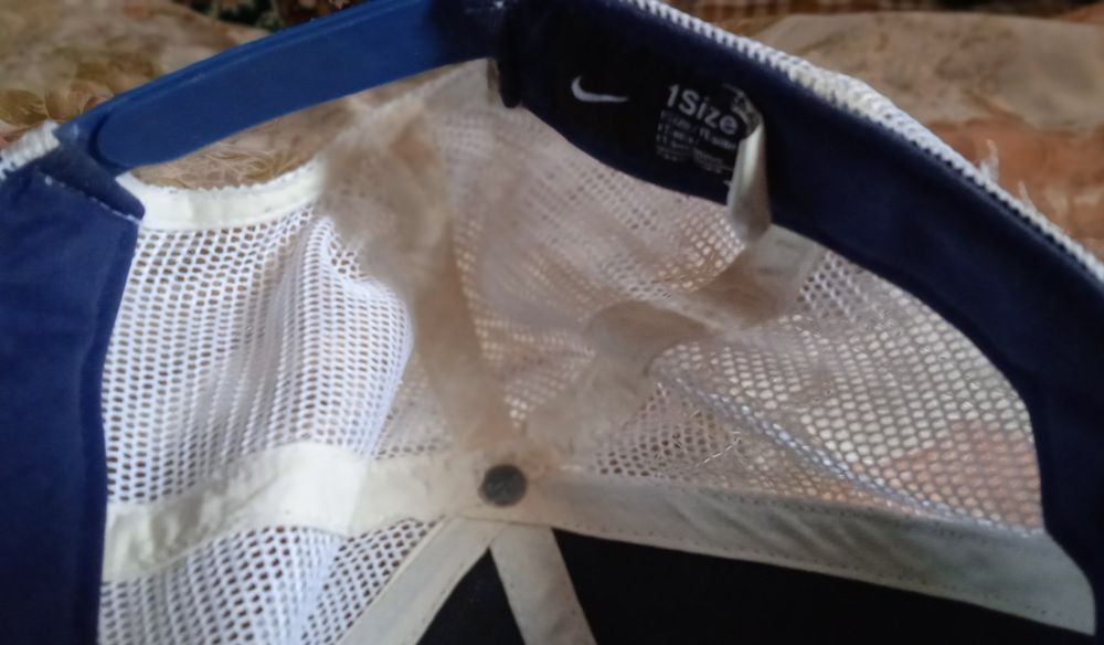 кепка Nike синьо біла з регулюванням розміру і вишитим логотипом.