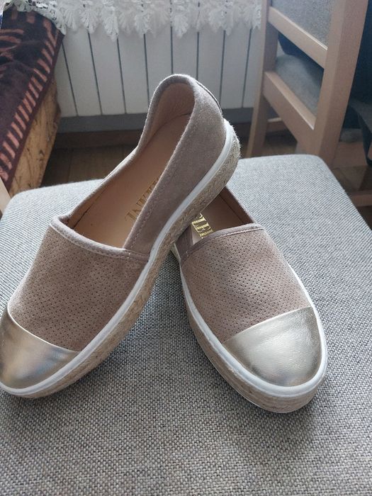 Buty wsuwane tenisówki damskie zamszowe beżowo złote marki MADELEINE 37.