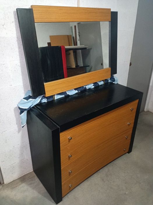 Cómoda com espelho completamente impecável, robusta ,linhas modernas 
Medidas:120/90/52cm