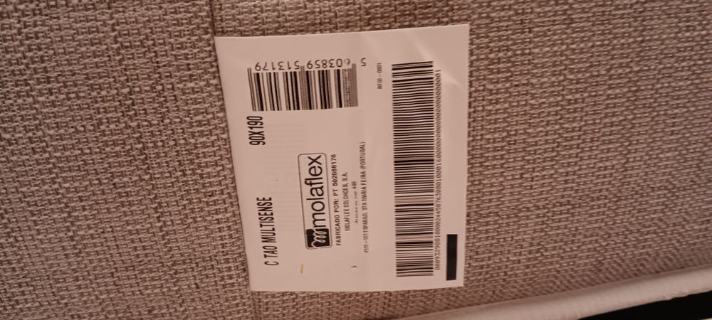 Estante de sala, camas e sofá