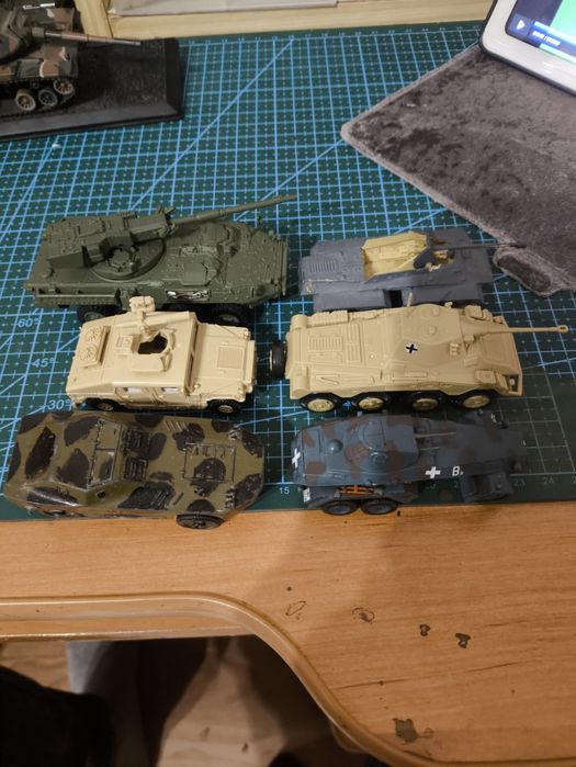 Zestaw modele samochodów opancerzonych  w skałę 1/72