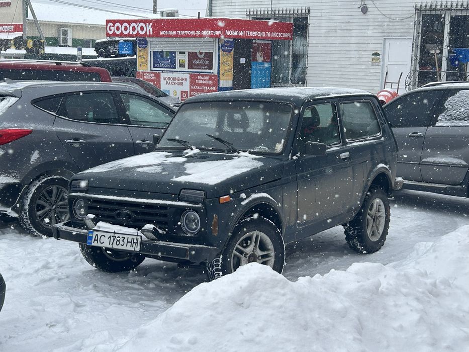Нива 212140 на бойовому ходу