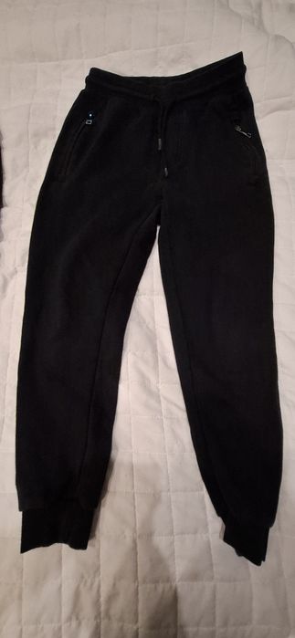 Czarne spodnie dresowe 4F reporter roz. 146