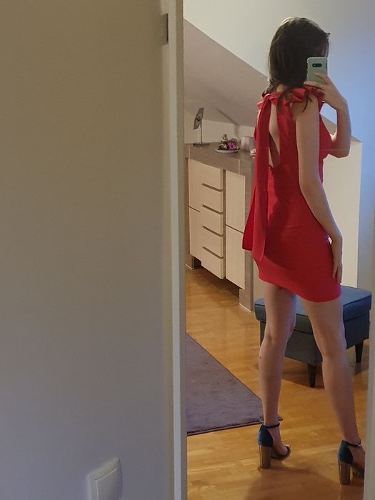 Różowa elegancka sukienka Zara