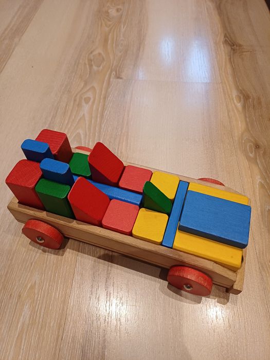 Drewniany pociąg edukacyjny