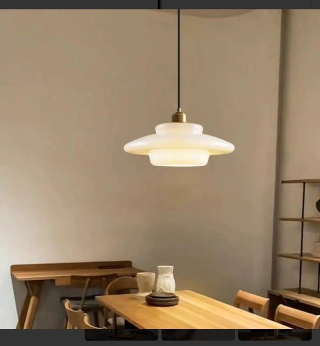 Lampa wisząca ze szkła w kolorze mlecznobiałym