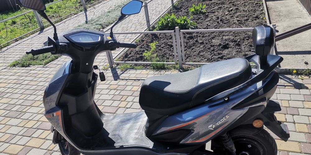 Електроскутер сірого кольору