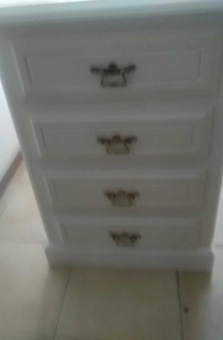 Mesas de cabeceira,pintadas a branco
