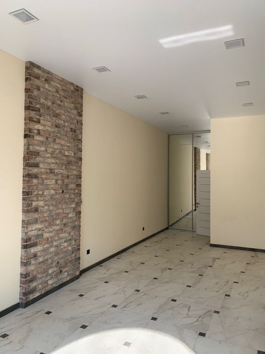 Центр міста! Комерційне приміщення з ремонтом! Перший поверх, фасад