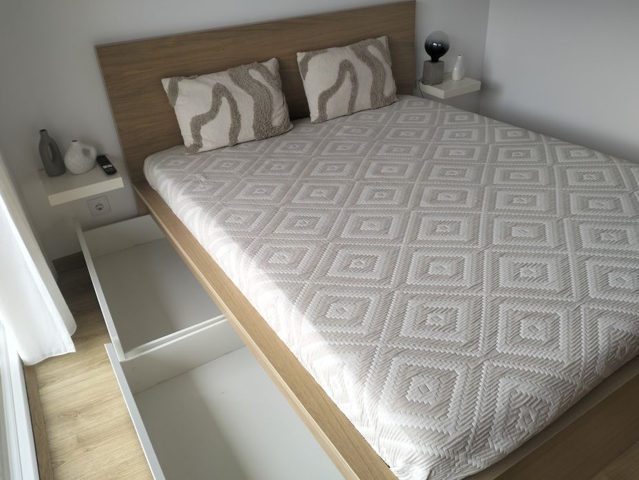 Cama de casal com arrumação