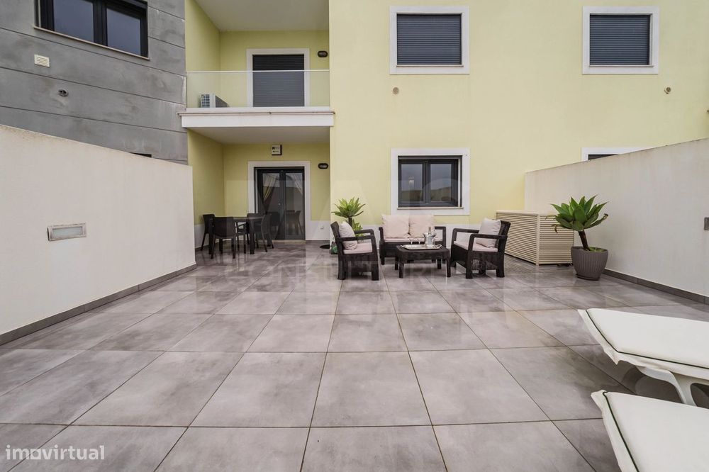 Apartamento recente com piscina e excelente exposição solar junto à... — Ferrel, Leiria