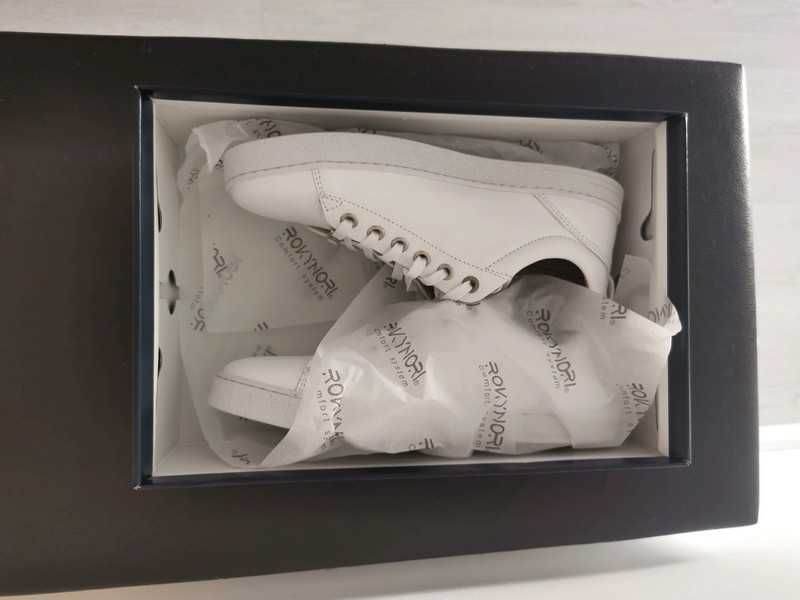 Ténis brancos em pele, novos com etiqueta, tamanho 36