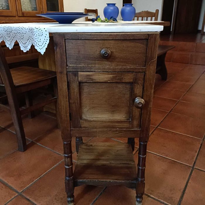 Mesa de cabeceira antiga com pedra mármore - Peça Vintage