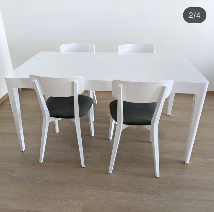 Conjunto mesa e cadeiras lacadas