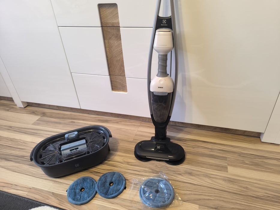 Odkurzacz pionowy Electrolux Pure Q9 stacja mopująca do odkurzacza