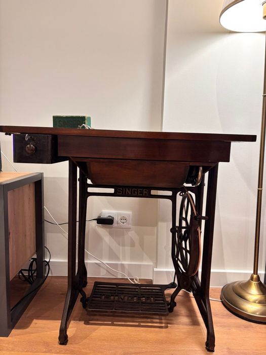 Máquina de coser singer a funcionar